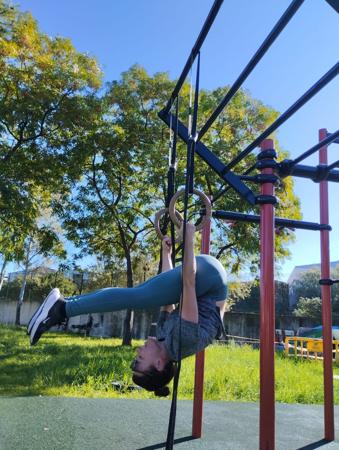 Una persona de más edad o de diferente condición realizando una adaptación del ejercicio.