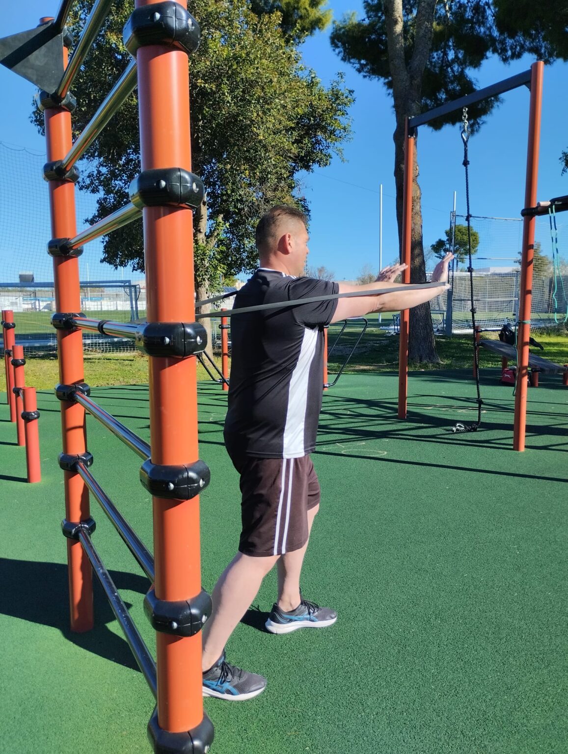 Detalle de la musculatura de un atleta realizando un front lever (o similar).