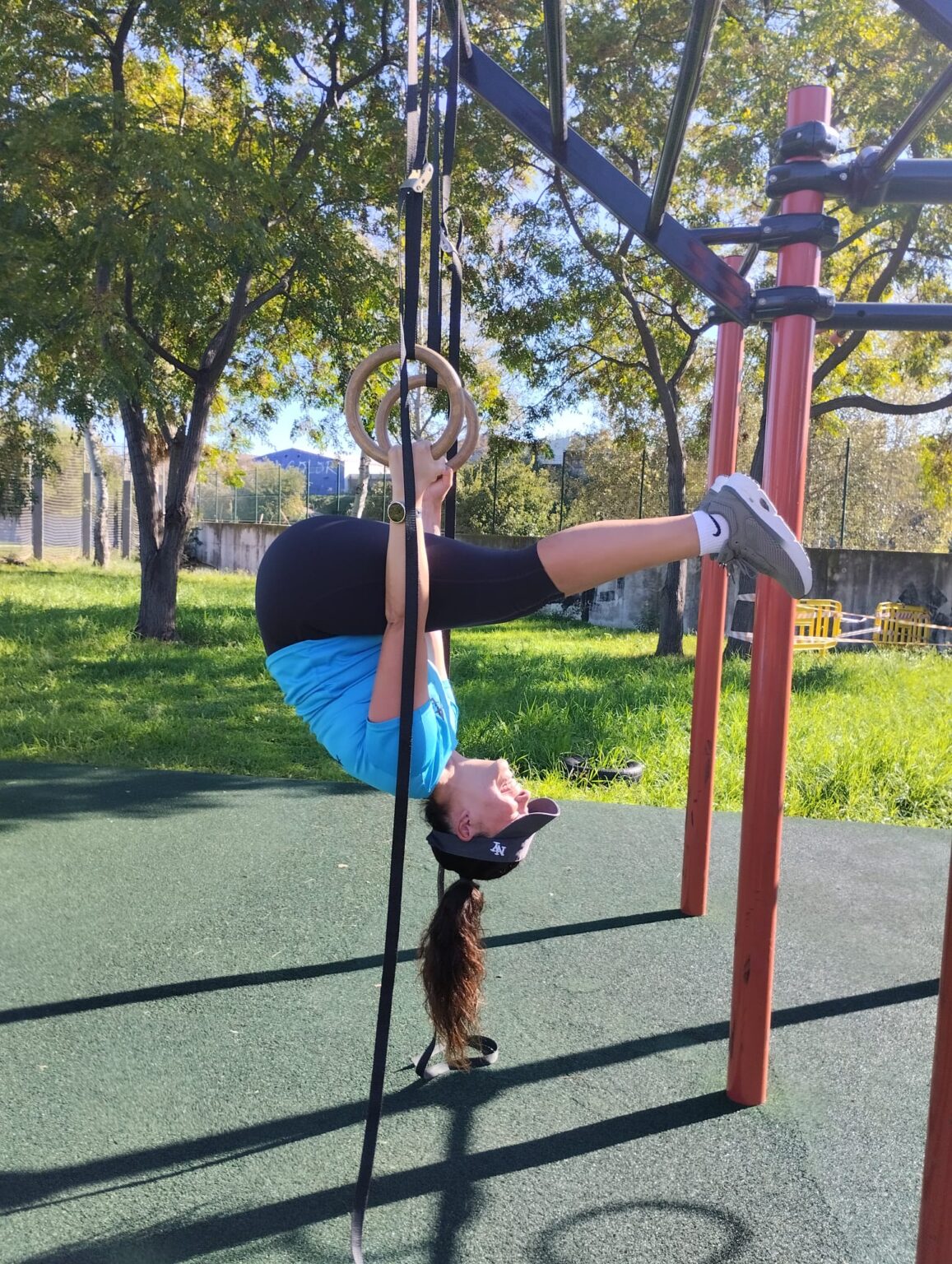 Alumno realizando un ejercicio de equilibrio (handstand asistido o core).