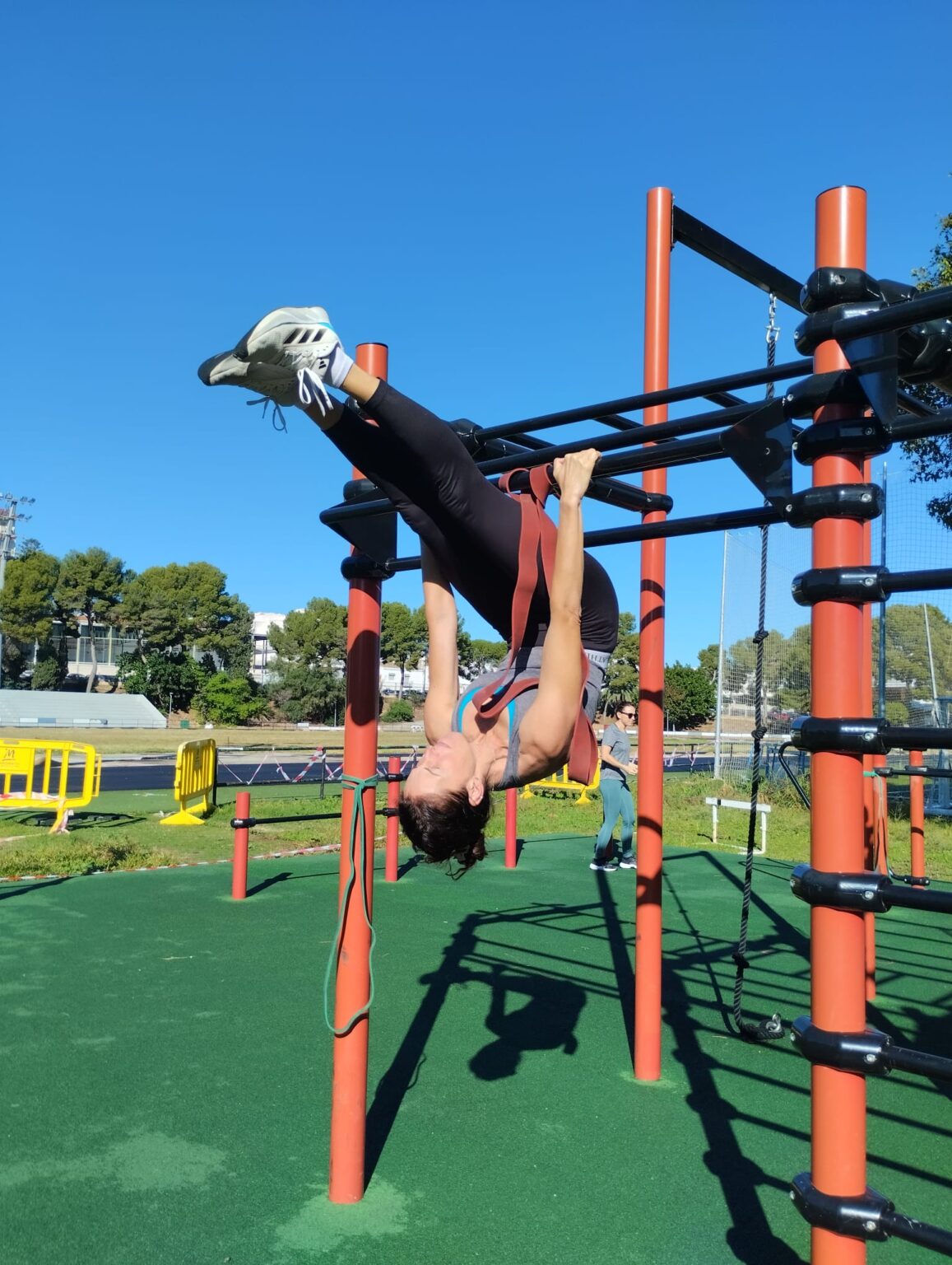 Grupo de alumnos con ropa deportiva realizando un ejercicio en sincronía.