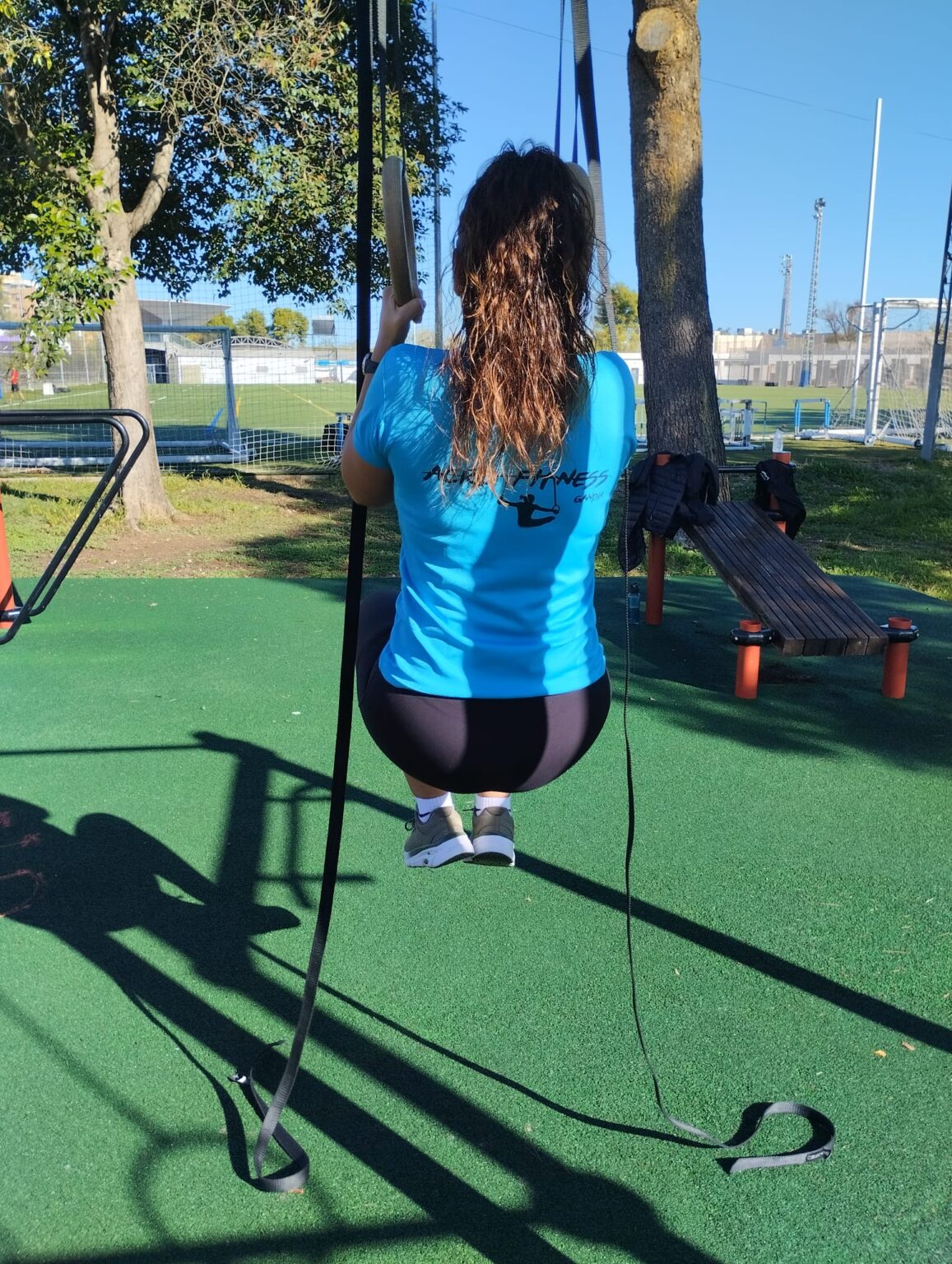 Un par de manos agarrando fuertemente la barra, listo para el ejercicio.